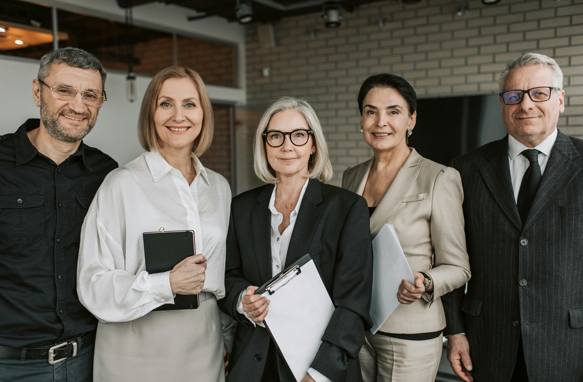 benefits-of-benefits-feat_4 executive team at a company posing together
